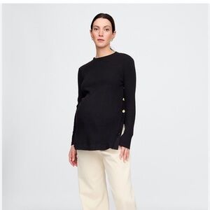 NWOT Gap Maternity Side Button Top